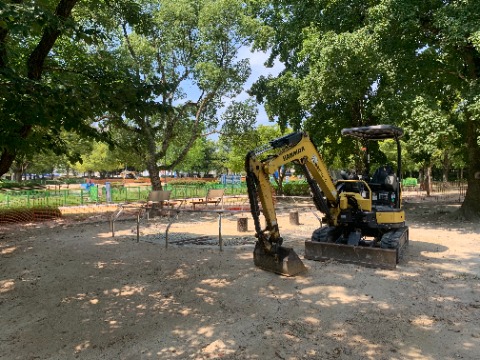 さて児童コーナーの遊具改修工事が本格的に始まっています。 今までの遊具は一時的に撤去されたりするのでしょうが、こうやって周回路の反対側にお引越しするものもあるようです。