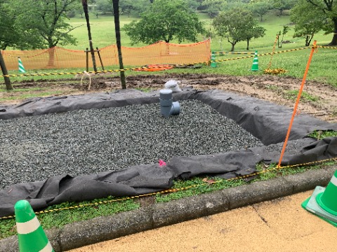 これは周回路脇で現在工事中の様子ですが、さて何でしょう? 雨庭(あめにわ)というもので、降った雨を一時的に貯めてからゆっくり地中に浸透させて洪水を軽減する、ということらしいです。初めて知りました。 たぶんこの砂利の上に土を戻して植物を植えたりするんじゃないかな。