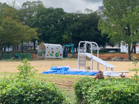 児童コーナーの遊具改修工事もボチボチとは進んでいるようで、真新しい遊具らしきものが運び込まれています。