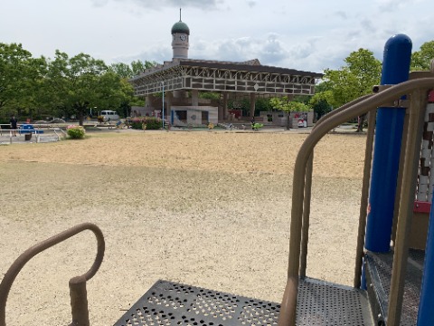 さてこの写真。児童コーナーにぽっかり空いた空間、ここには何があったでしょう? ザイルクライミングという名前があるようですが、いわゆるクモの巣ネットですね。 しばらく前から老朽化とのことで使用中止になっていましたが、とうとう消えてしまいました。 いつの日か復活してくれると良いのですが。