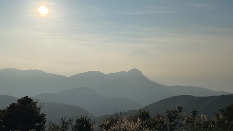 17時明神ヶ岳。富士の姿もうっすらと。