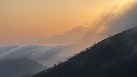 下山時、やっとガスが切れ富士が