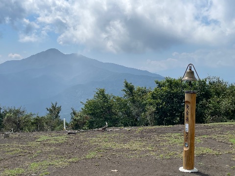 矢倉岳山頂。これから登る金時山。